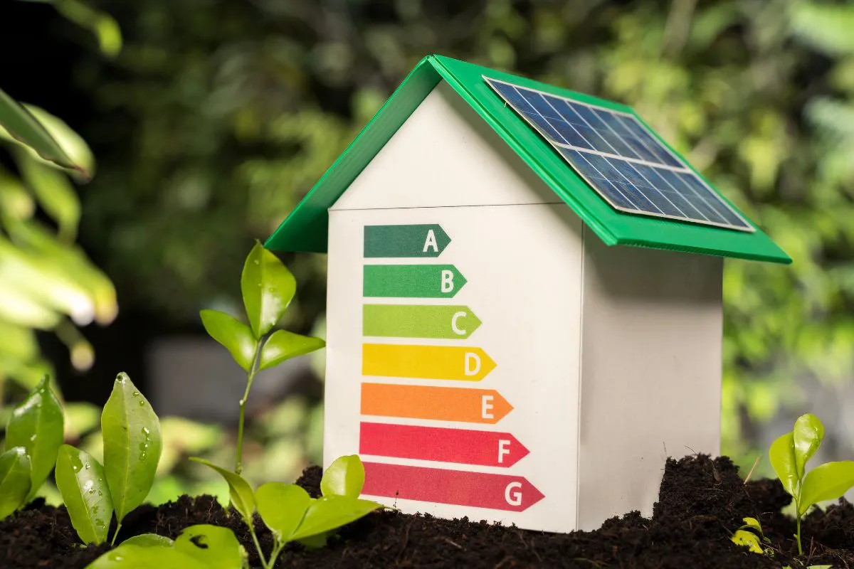 Energie-efficiëntie van een huis met label A tot G en zonnepanelen op het dak als duurzaamheidsmaatregel.