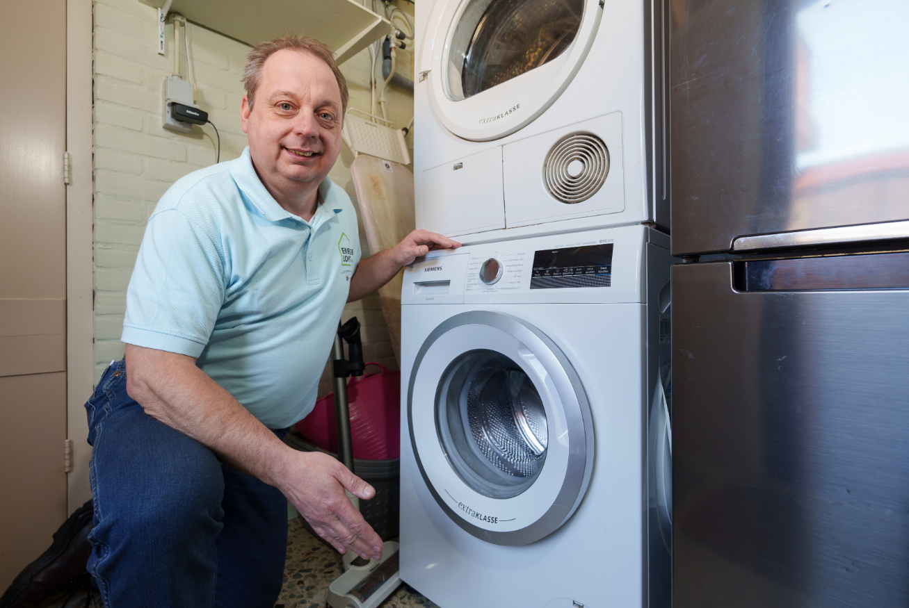 Wasmachine en droger in compacte opstelling als voorbeeld van ruimtebesparende verduurzaming in huis.