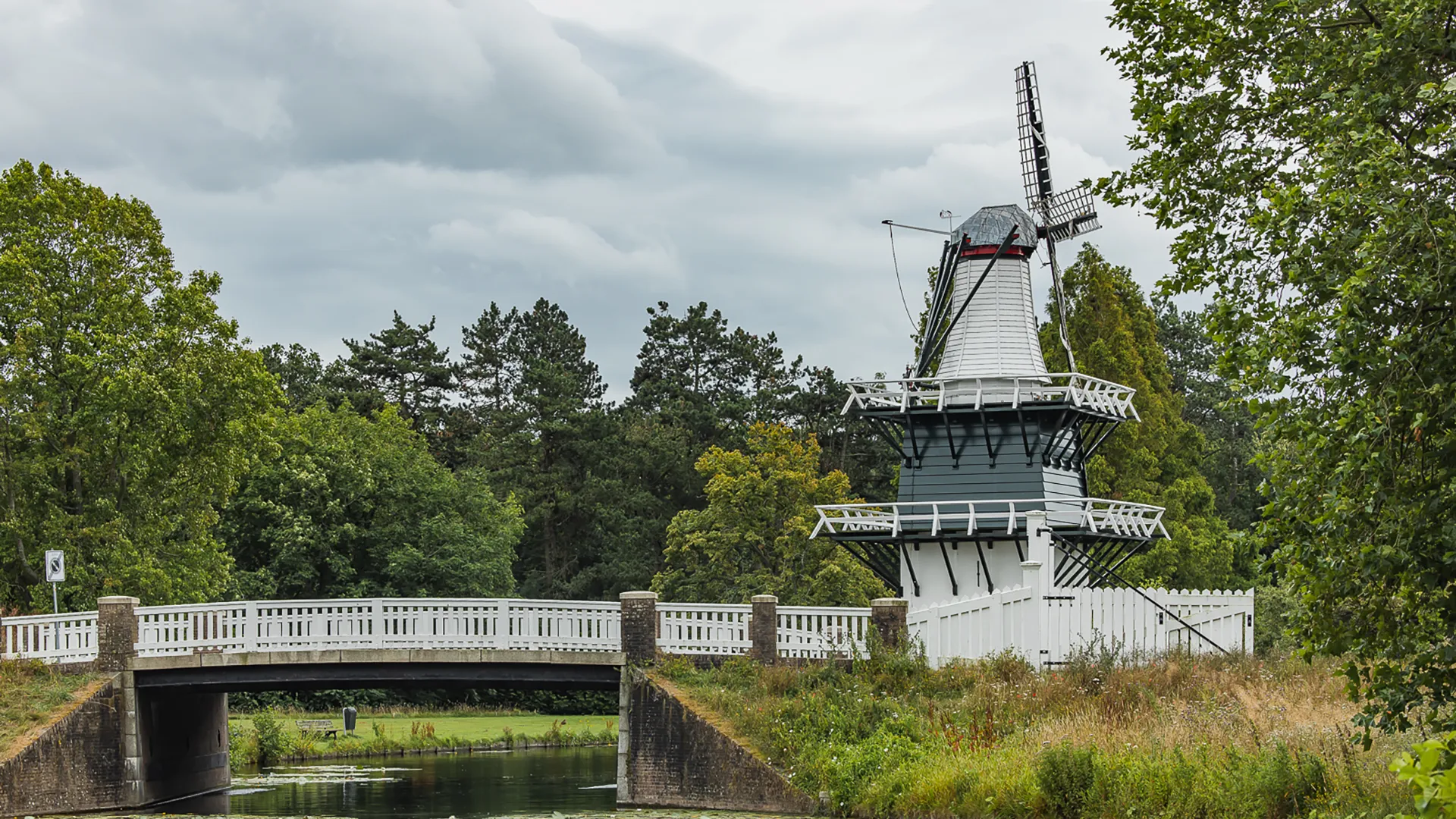 Molen met brug in Heemstede