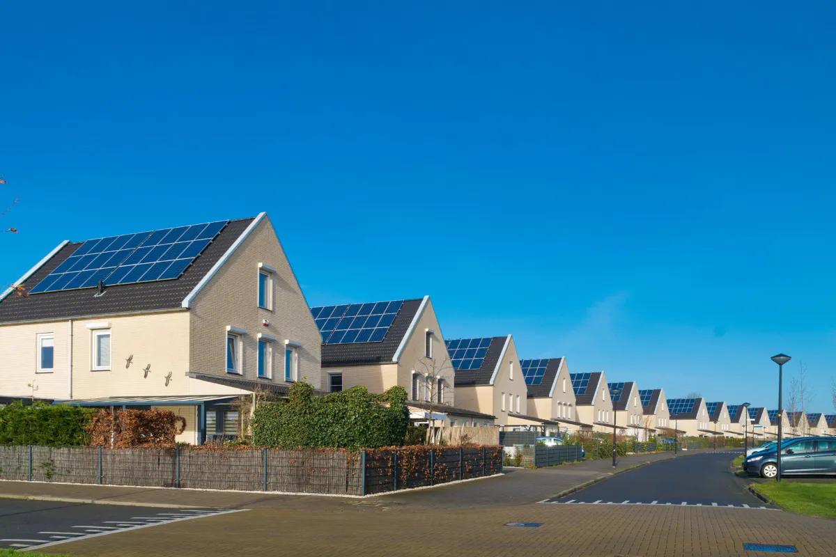Een Fenix-wijk met allemaal huizen waar zonnepanelen op geplaatst zijn