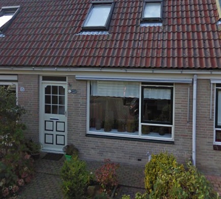 Woning van Bart Bloemsma met dakramen en een grote voorraam met witte kozijnen.