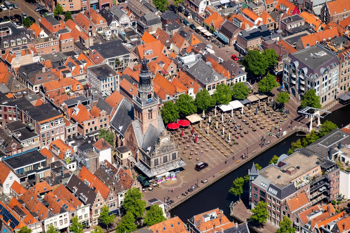 Gevels van oudere Nederlandse huizen met dubbel glas in de ramen voor betere isolatie.