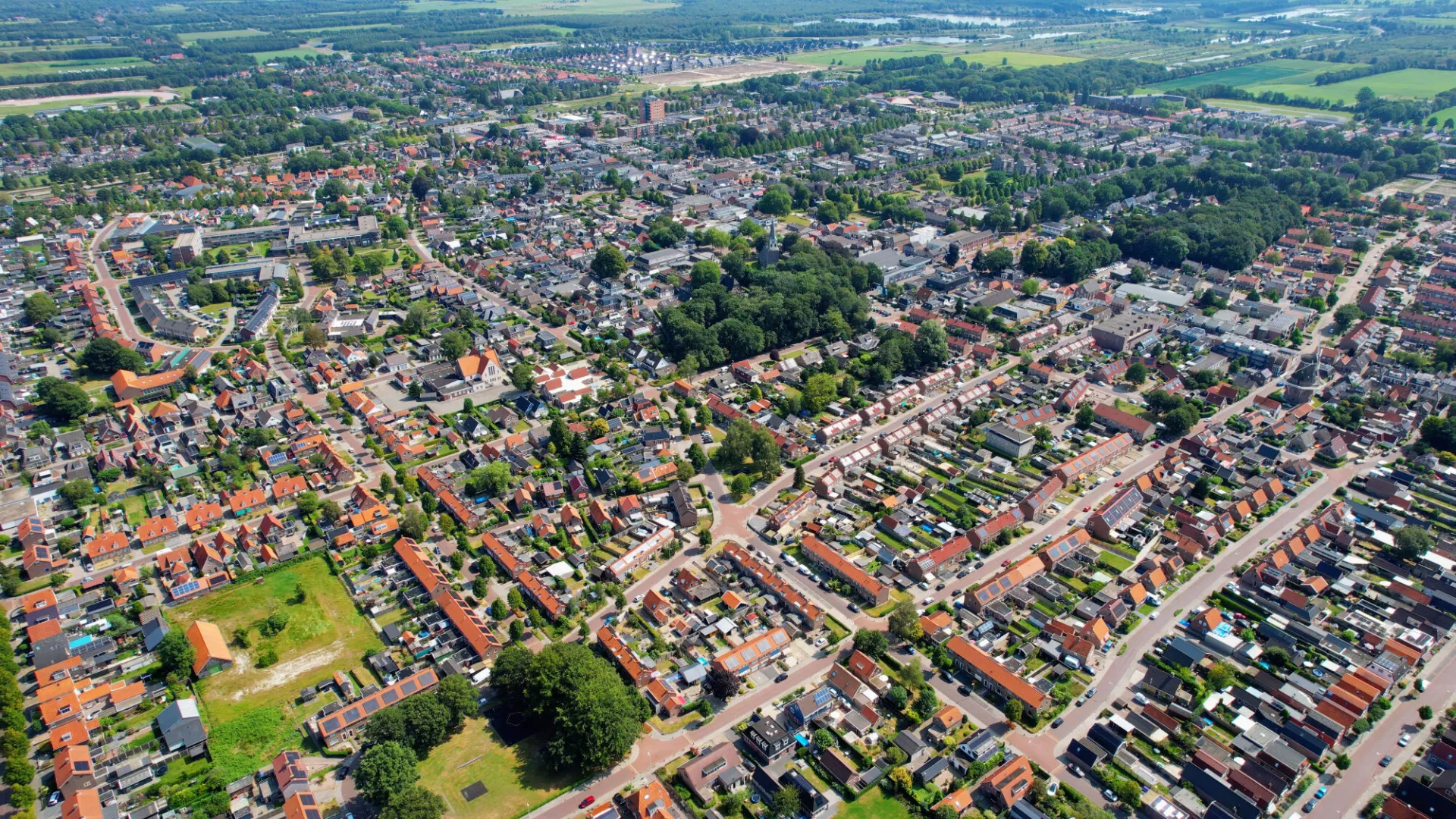 Woning in Weststellingwerf bedekt met groen gras als symbool voor duurzame en milieuvriendelijke woningverduurzaming.