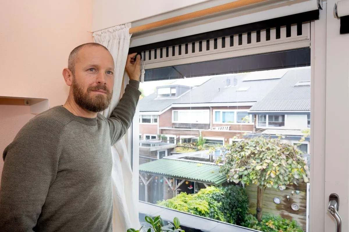 Zonwering die helpt om de woning koel te houden bij warm weer door direct zonlicht buiten te houden.
