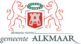Wapen van gemeente Alkmaar met twee rode leeuwen en een kasteel in het midden.